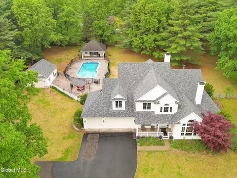 31 Briarhurst Dr, Gansevoort, NY 12831