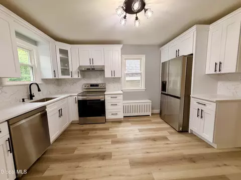 Kitchen - 32 Mount Stuart Rd, Schenectady, NY 12304 photo 3 of 4