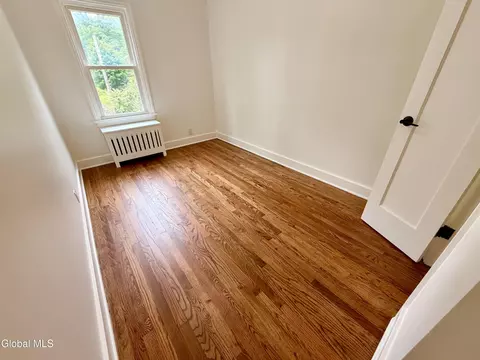 Bedroom - 32 Mount Stuart Rd, Schenectady, NY 12304 photo 5 of 8