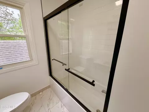 Bath - 32 Mount Stuart Rd, Schenectady, NY 12304 photo 4 of 4