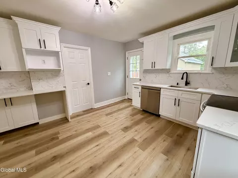 Kitchen - 32 Mount Stuart Rd, Schenectady, NY 12304 photo 4 of 4