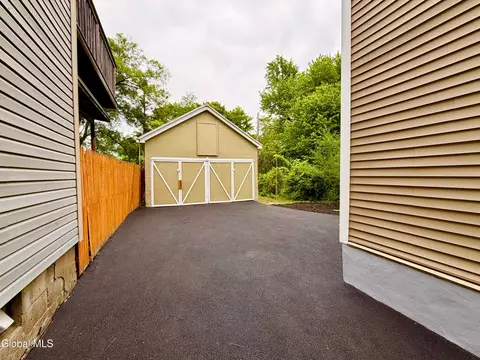Exterior - 32 Mount Stuart Rd, Schenectady, NY 12304 photo 5 of 10
