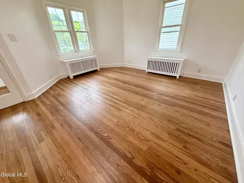Living - 32 Mount Stuart Rd, Schenectady, NY 12304 photo 2 of 3