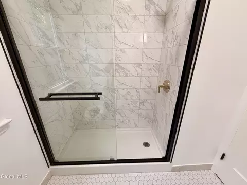 Bath - 32 Mount Stuart Rd, Schenectady, NY 12304 photo 2 of 4