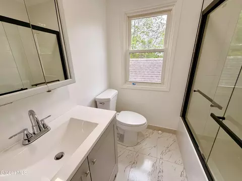 Bath - 32 Mount Stuart Rd, Schenectady, NY 12304 photo 3 of 4