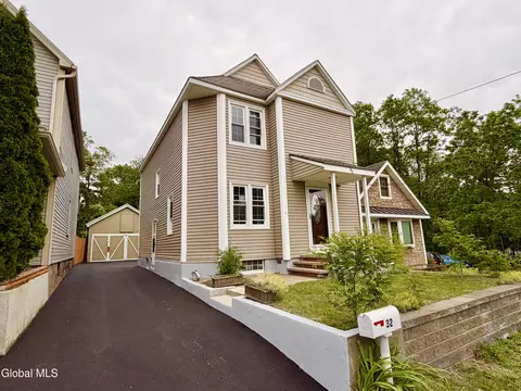 32 Mount Stuart Rd, Schenectady, NY 12304