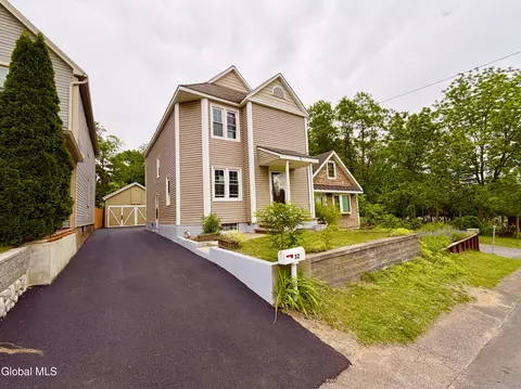 Exterior - 32 Mount Stuart Rd, Schenectady, NY 12304 photo 3 of 10