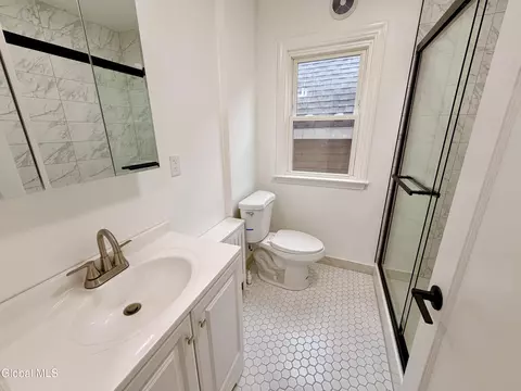 Bath - 32 Mount Stuart Rd, Schenectady, NY 12304 photo 1 of 4