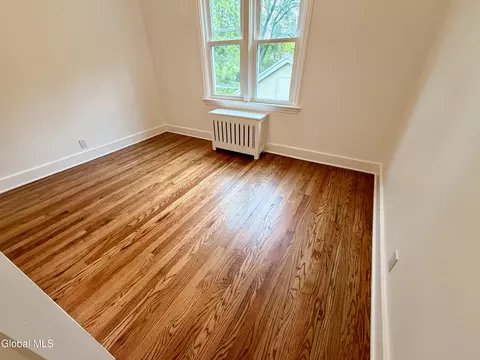 Bedroom - 32 Mount Stuart Rd, Schenectady, NY 12304 photo 7 of 8