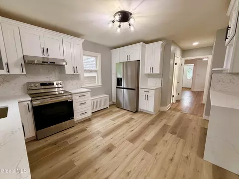 Kitchen - 32 Mount Stuart Rd, Schenectady, NY 12304 photo 2 of 4