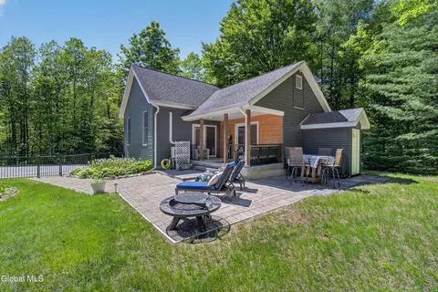 8 Hemlock Dr, Schroon Lake, NY 12870