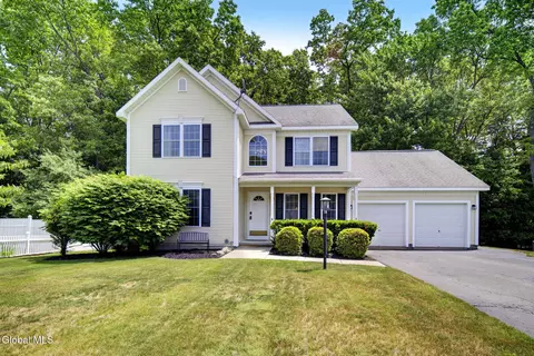 8 Donswood Ct, Clifton Park, NY 12065