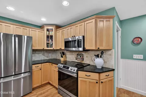 Kitchen - 2 Avon Rd, Delmar, NY 12054 photo 4 of 6