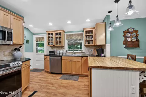 Kitchen - 2 Avon Rd, Delmar, NY 12054 photo 5 of 6