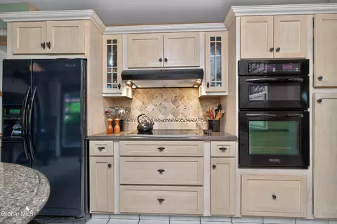 Kitchen - 1334 Ruffner Rd, Schenectady, NY 12309 photo 4 of 10