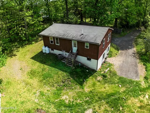 1631 S Old Post Rd, Castleton On Hudson, NY 12033