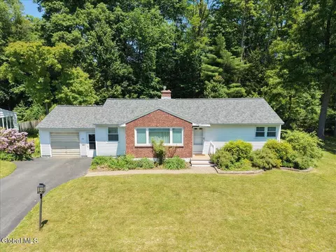 73 Saratoga Dr, Glenville, NY 12302