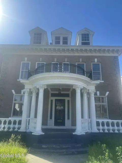 17 Mohawk Pl, Amsterdam, NY 12010