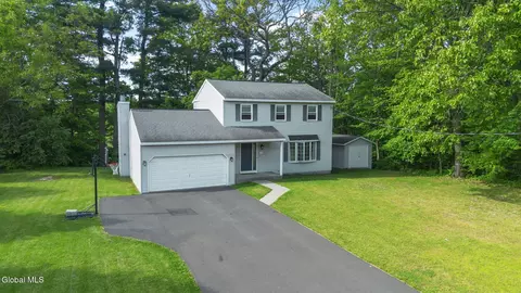21 Bellwood Ln, Castleton On Hudson, NY 12033