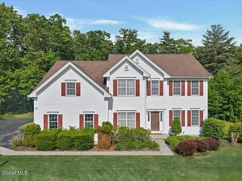 15 Foxhound Cir, Mechanicville, NY 12118
