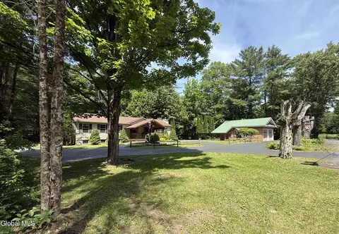 371 Lakeview Rd, Broadalbin, NY 12025