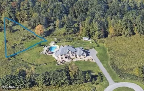 38 Capricorn Ln, Delmar, NY 12054