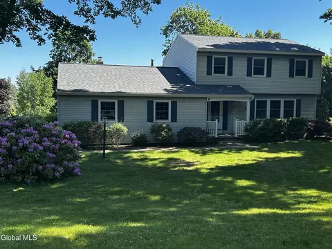 9 Brookhill Dr, Niskayuna, NY 12309