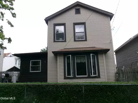 63 Dale St, Rensselaer, NY 12144