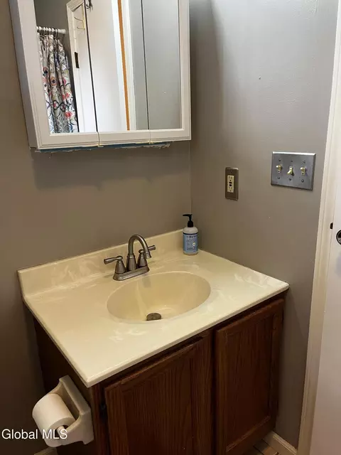 Bath - 3287 E Old State Rd, Schenectady, NY 12303 photo 9 of 9