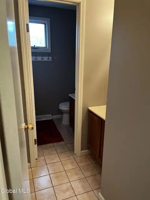 Bath - 3287 E Old State Rd, Schenectady, NY 12303 photo 5 of 9