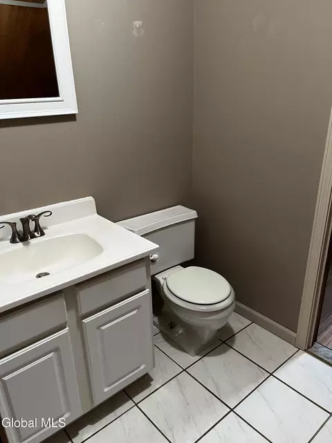 Bath - 3287 E Old State Rd, Schenectady, NY 12303 photo 1 of 9