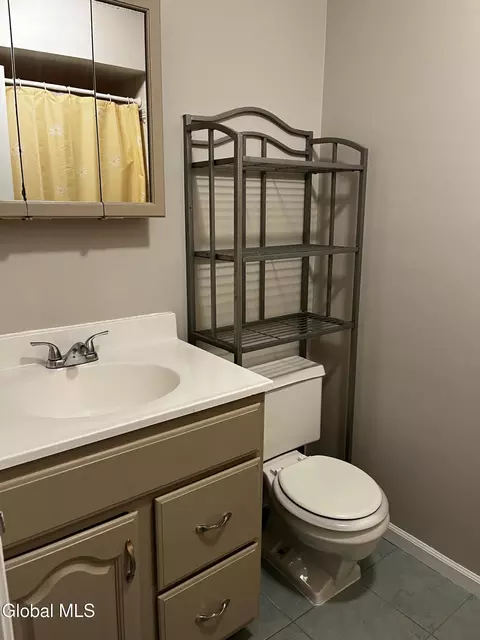 Bath - 3287 E Old State Rd, Schenectady, NY 12303 photo 3 of 9