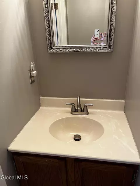 Bath - 3287 E Old State Rd, Schenectady, NY 12303 photo 6 of 9