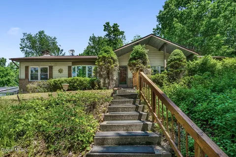 17 Huntington Pkwy, Ballston Lake, NY 12019