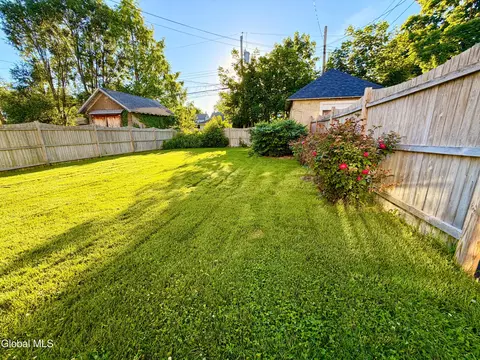 Exterior - 831 Wright Ave, Schenectady, NY 12309 photo 5 of 16