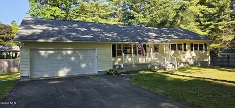 3 Peck Ln, Clifton Park, NY 12065