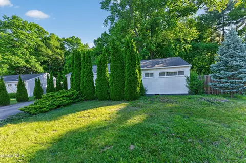 20 Winslow Dr, Schenectady, NY 12309