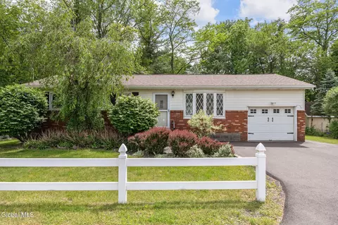 102 Evans Rd, Schenectady, NY 12306