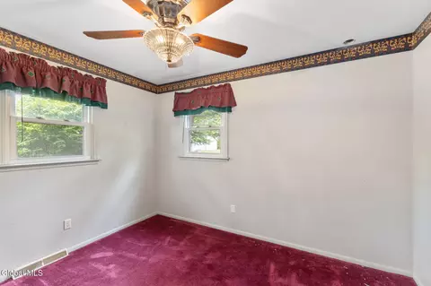 Bedroom - 102 Evans Rd, Schenectady, NY 12306 photo 2 of 6