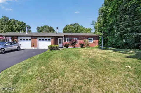2 Deer Crk # B, Clifton Park, NY 12065