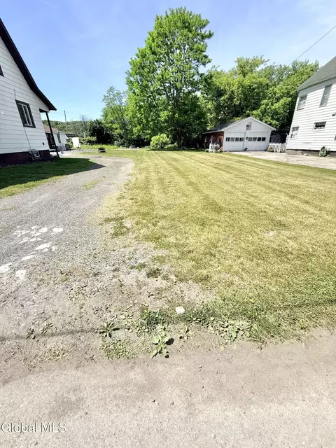 28 Carmichael St, Amsterdam, NY 12010