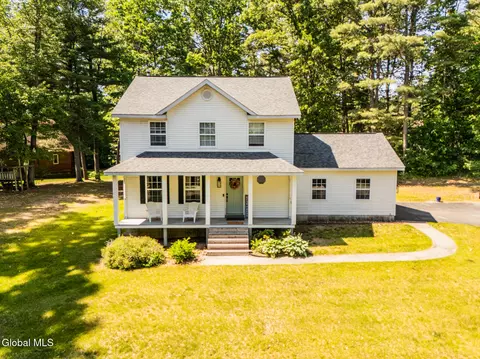 22 Snowberry Ln, Gansevoort, NY 12831