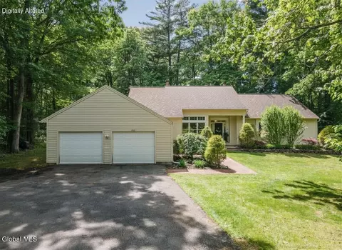 703 Maple Ln, Niskayuna, NY 12309