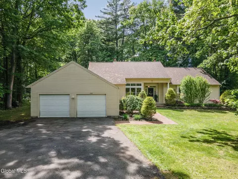 703 Maple Ln, Niskayuna, NY 12309