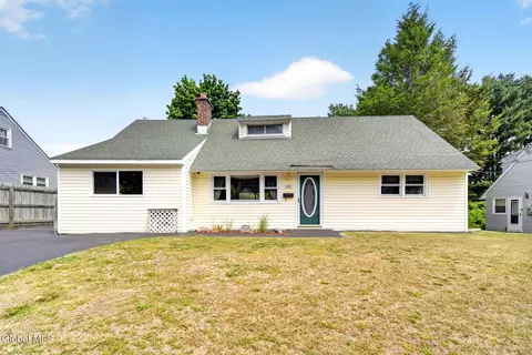 25 Dorwood Dr, Loudonville, NY 12211