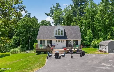 131 Calhoun Dr, Troy, NY 12182