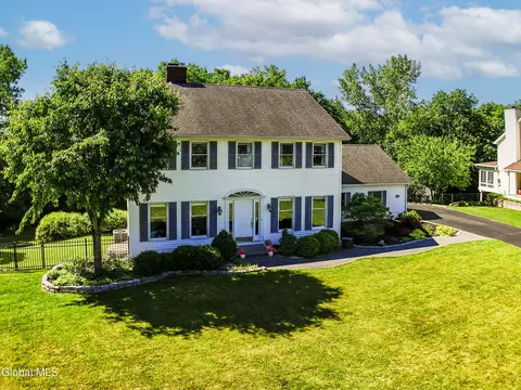 14 Edgewater Ct, Watervliet, NY 12189