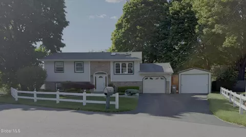 4 Mari Nol Cir, Halfmoon, NY 12065