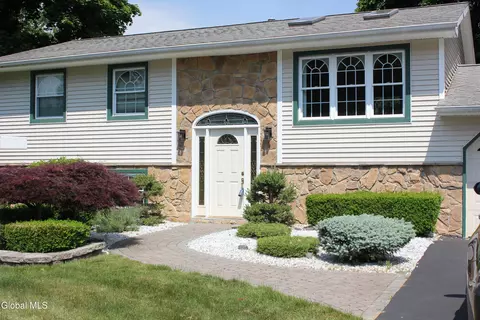 4 Mari Nol Cir, Halfmoon, NY 12065