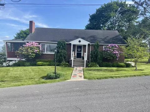 5 Summit Ter, Ravena, NY 12143